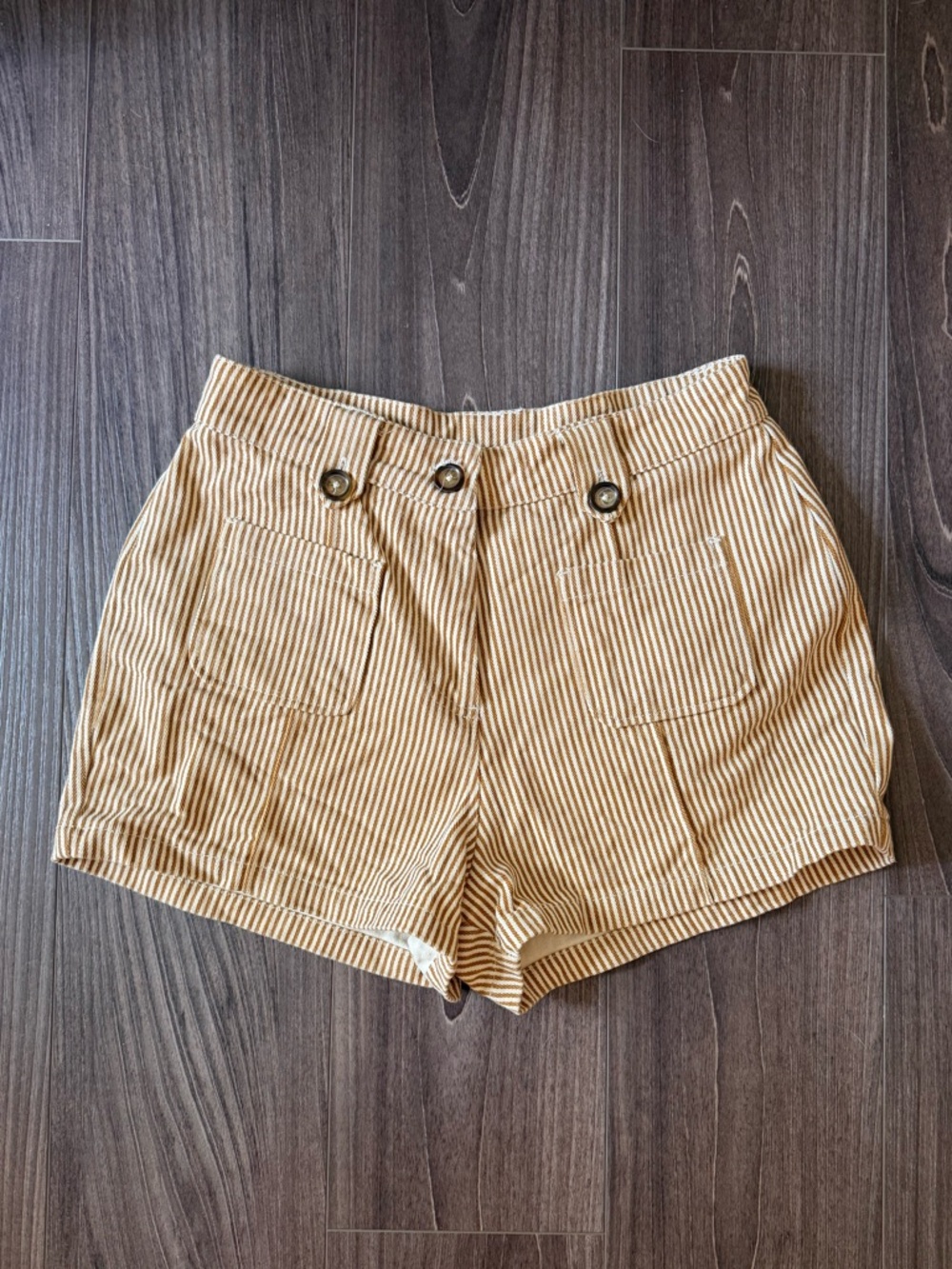 Emile et Ida Tan and White Striped High-Waist Shorts